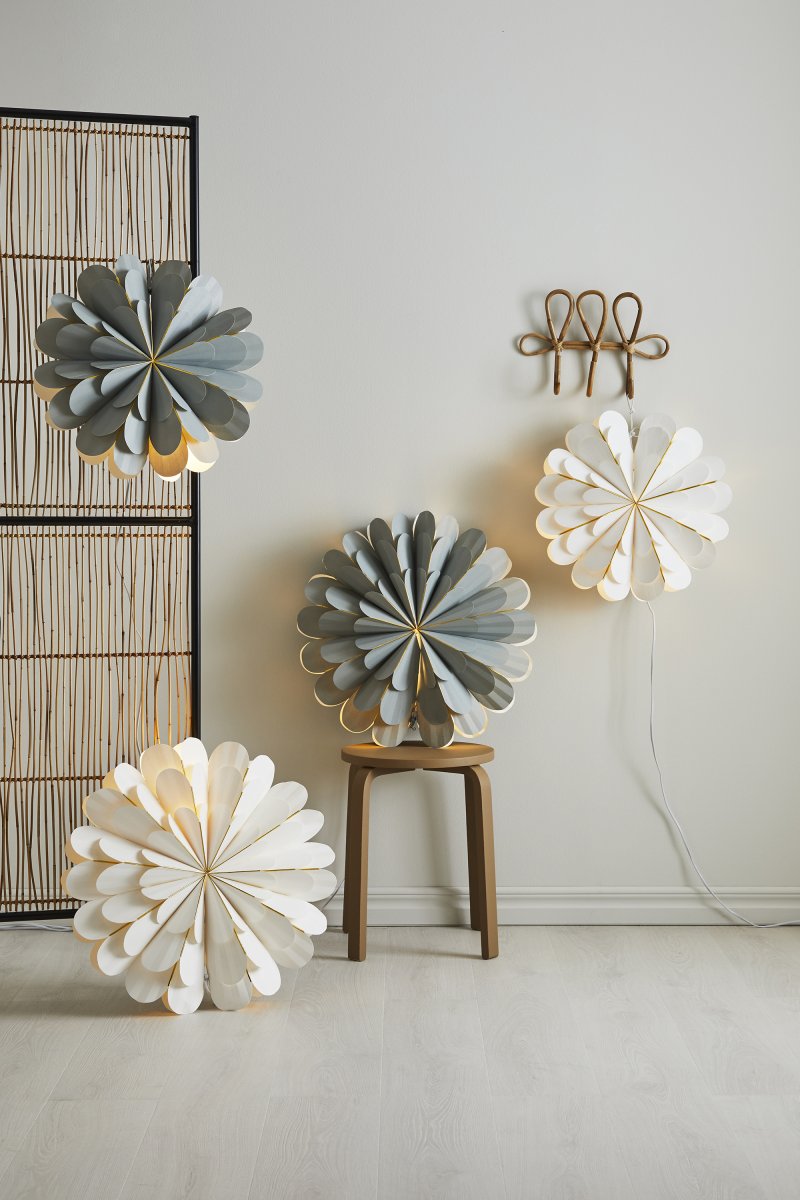 Marigold Ø45 Valkoinen valmistajalta Markslöjd - Kauniin valkoisen paperin&auml;yt&ouml;ns&auml; ansiosta se antaa pehme&auml;n ja modernin tunteen, joka on kaunis kontrasti perinteisempiin joulut&auml;htiin.