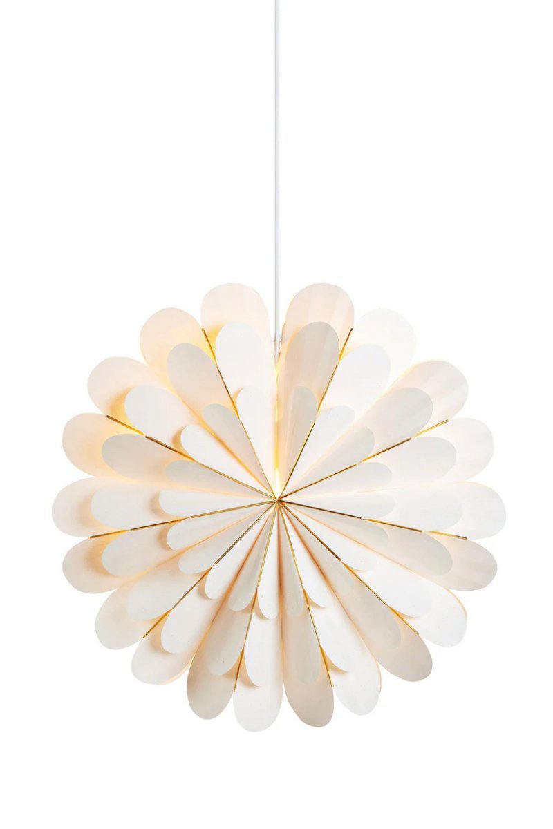 Marigold Ø60 Valkoinen valmistajalta Markslöjd - Se tarjoaa kauniin kontrastin perinteisempiin joulut&auml;htiin ja tarjoaa rauhallisen, pehme&auml;n valon, joka levitt&auml;&auml; harmoniaa huoneeseen.