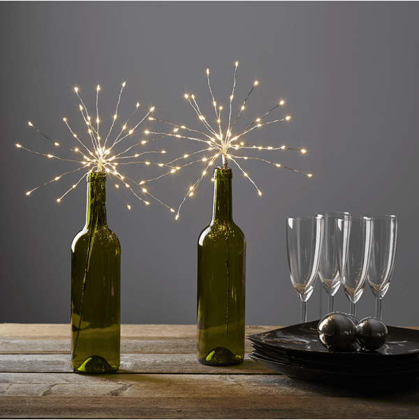 Firework Hopea valmistajalta Star Trading - Kimpussa on 60 viileän valkoista LED-valopistettä 20 nauhassa ja hopeinen metallikaapeli.