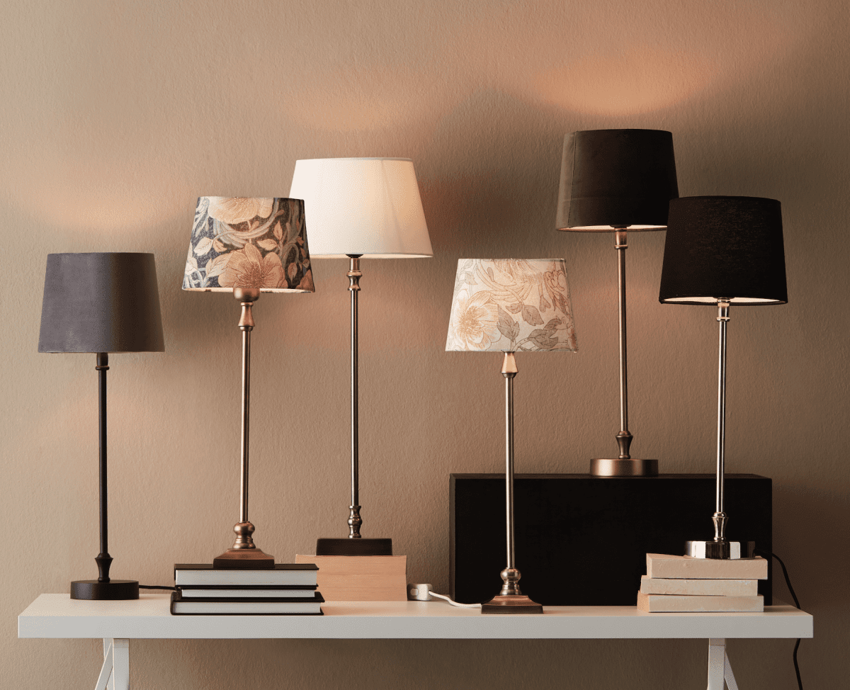 Liam 60cm Mustavalkoinen pöytävalaisin valmistajalta PR Home - N&auml;ytt&ouml; on 20 cm leve&auml; ja 15,5 cm korkea ja siin&auml; on E27 rengaspidike.