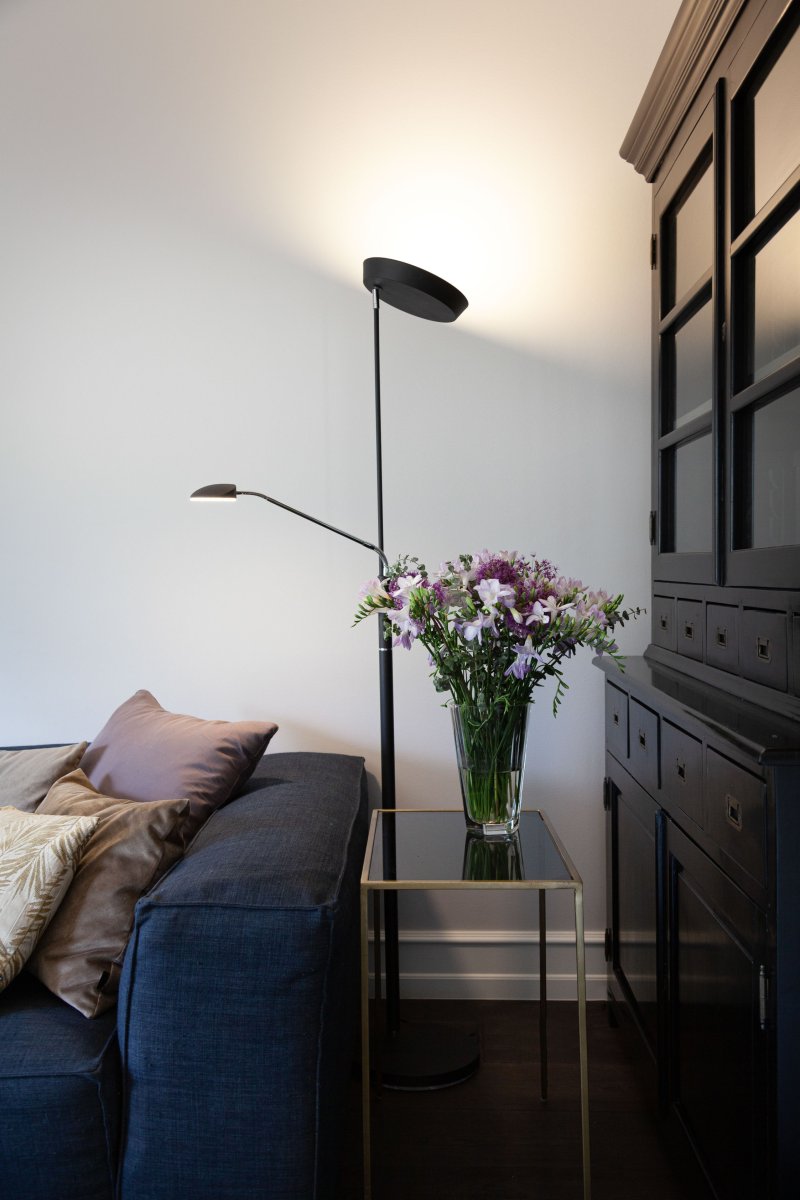 Vegas Musta lattiavalaisin valmistajalta Halo Design - Vegas on täydellinen valinta niille, jotka etsivät käytännöllistä ja eleganttia ratkaisua sekä tunnelmalle että resoluutiolle.