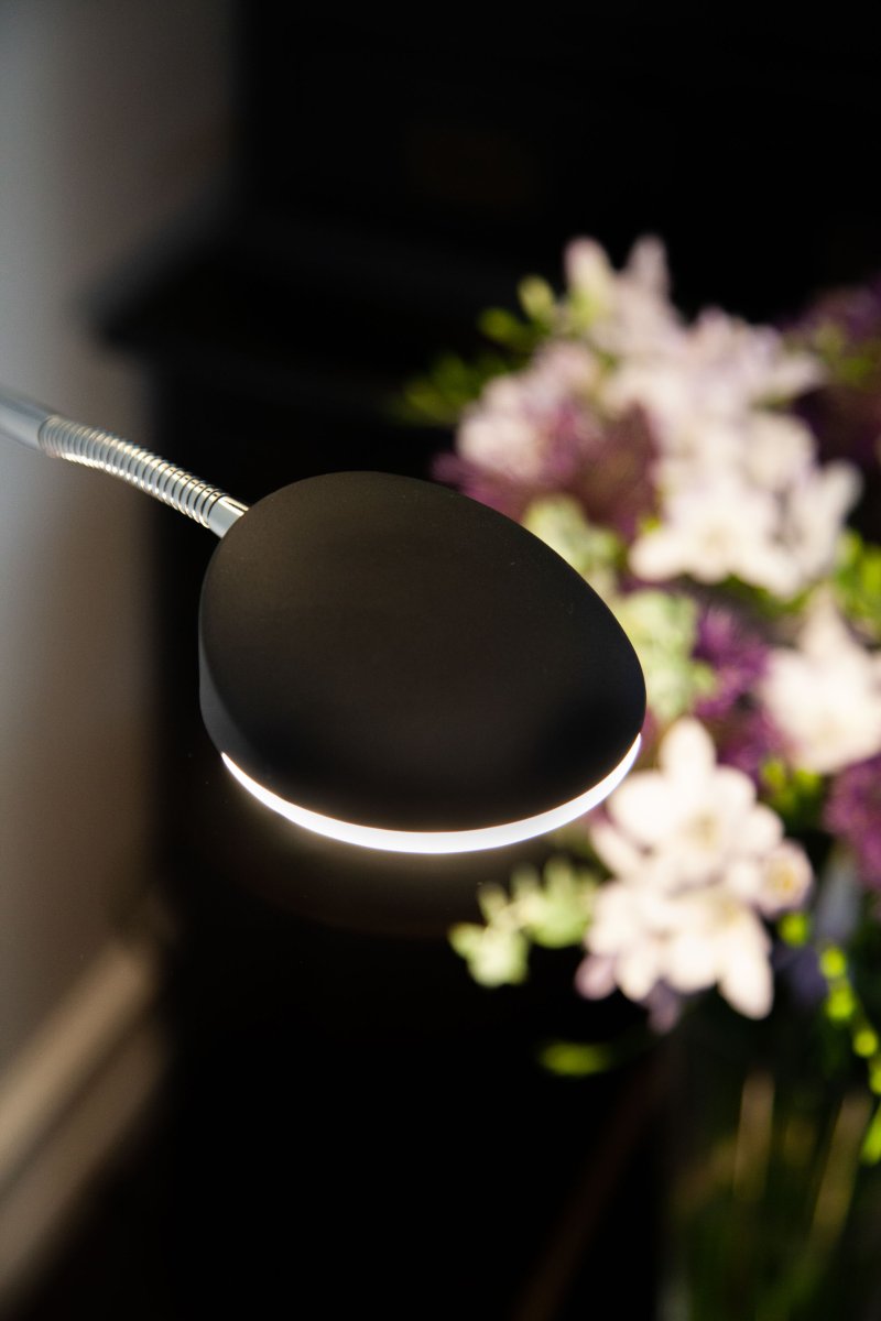 Vegas Musta lattiavalaisin valmistajalta Halo Design - Vegas on täydellinen valinta niille, jotka etsivät käytännöllistä ja eleganttia ratkaisua sekä tunnelmalle että resoluutiolle.