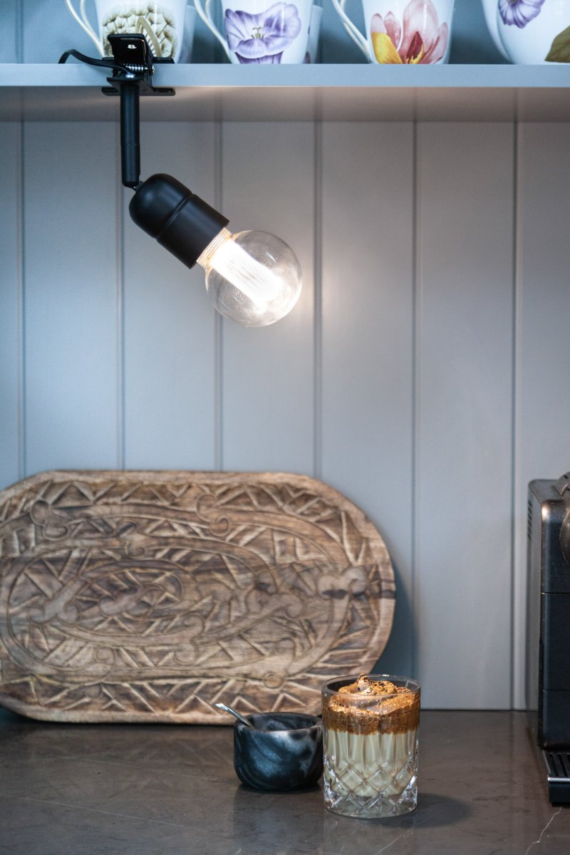 Elegance Musta nipistinvalaisin valmistajalta Halo Design - Elegance on yksinkertainen ja tyylikäs mustasta metallista valmistettu puristinvalaisin.