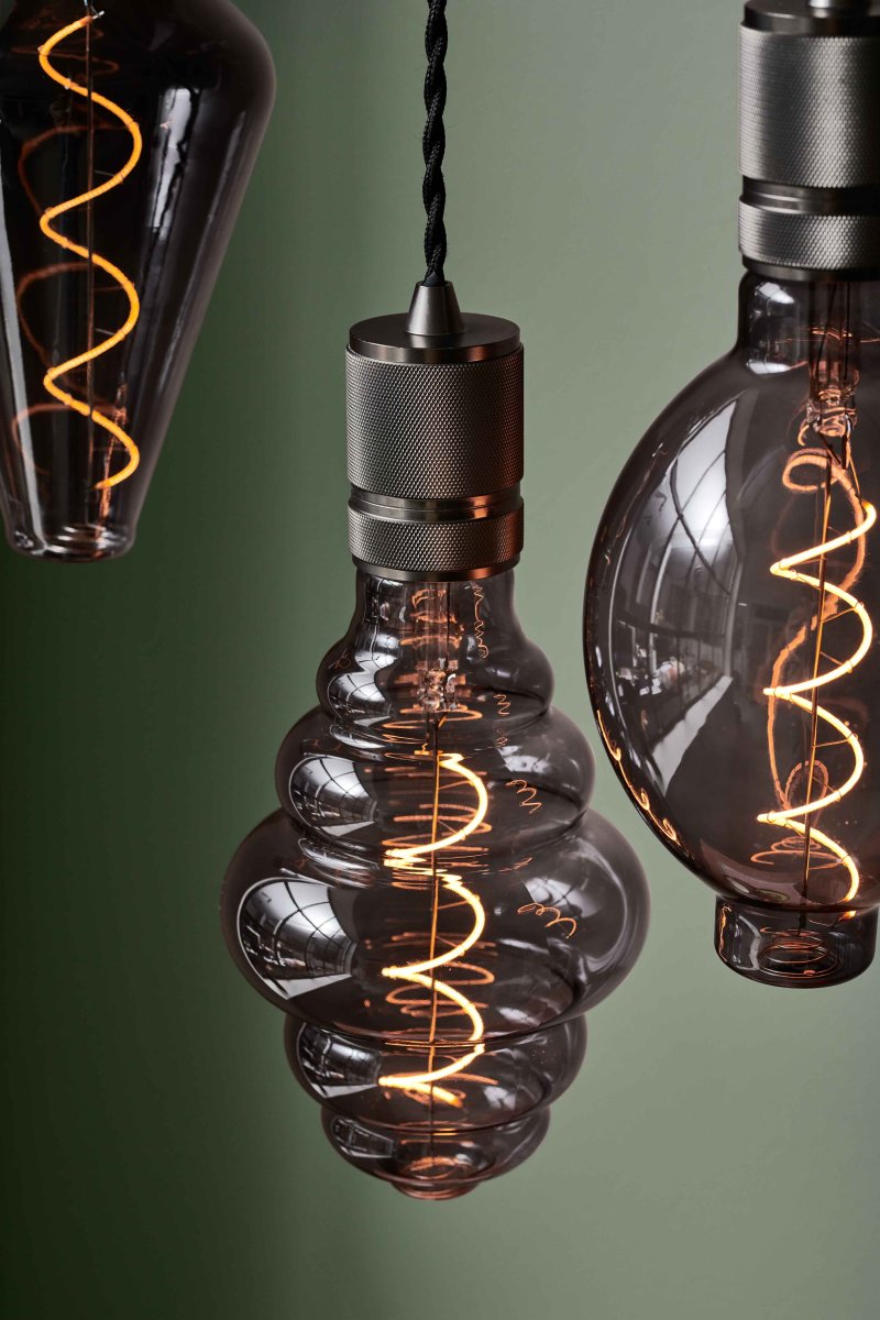 Halo Ø5 Tumman harmaa kattovalaisin valmistajalta Halo Design - Halo on minimalistinen ja tyylik&auml;s kattovalaisin, jossa yhdistyy teollinen muotoilu ja moderni eleganssi.