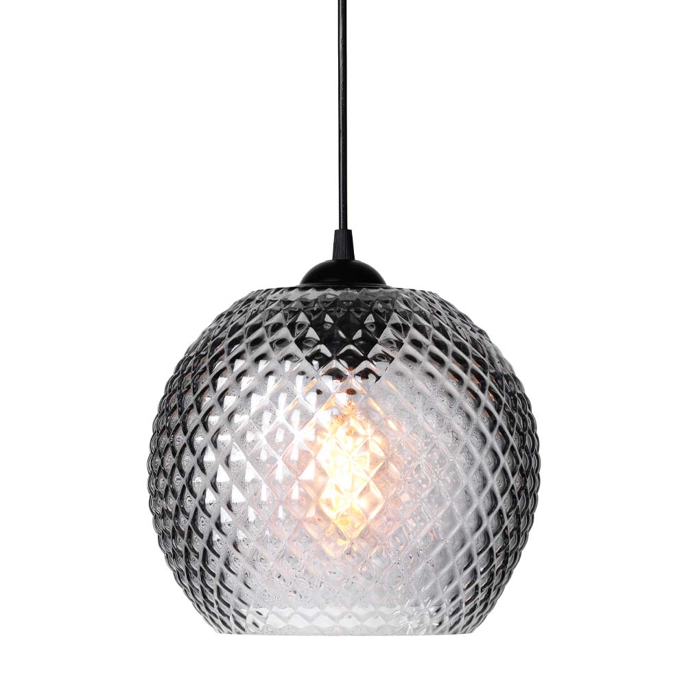 Nobb Ø22 Savu kattovalaisin valmistajalta Halo Design - Koristeellinen ristikkokuvio levittää lämmintä ja kutsuvaa valoa, joka sopii täydellisesti kalustettuihin keittiöihin, olohuoneisiin ja ruokailutiloihin.