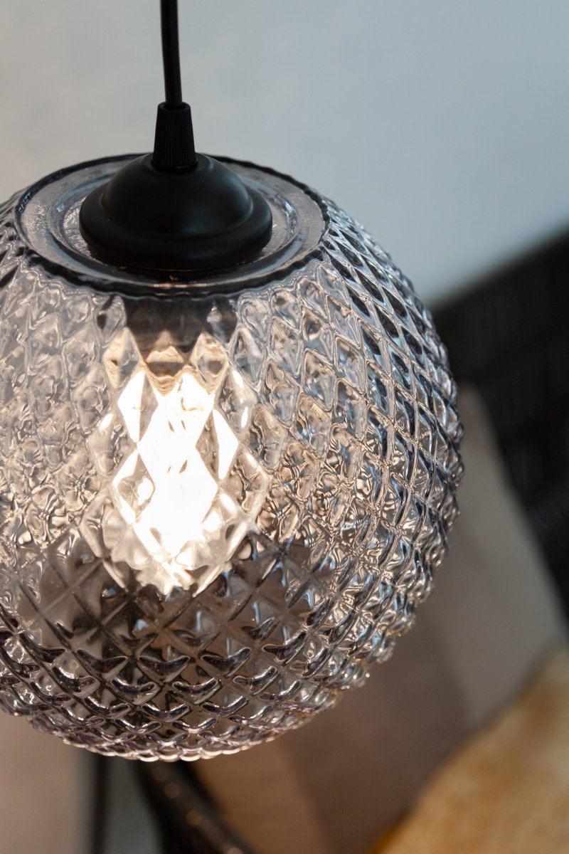 Nobb Ø22 Savu kattovalaisin valmistajalta Halo Design - Koristeellinen ristikkokuvio levittää lämmintä ja kutsuvaa valoa, joka sopii täydellisesti kalustettuihin keittiöihin, olohuoneisiin ja ruokailutiloihin.