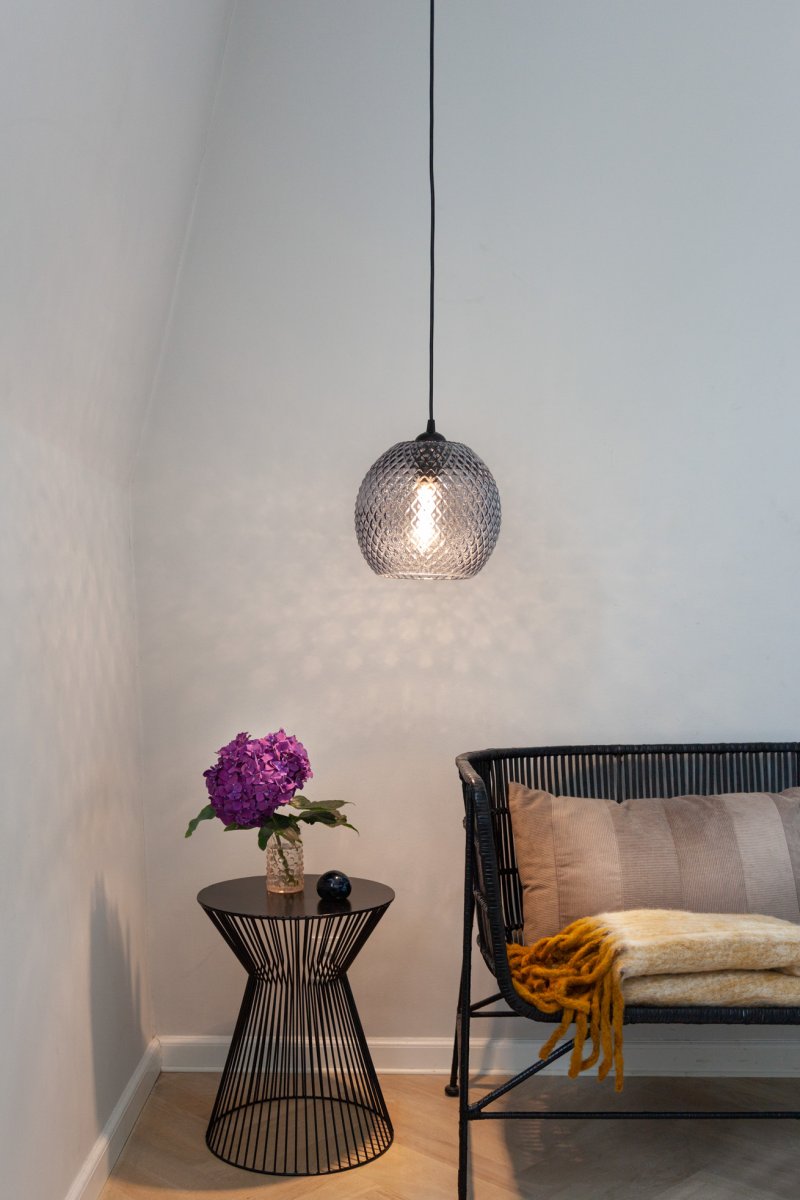Nobb Ø22 Savu kattovalaisin valmistajalta Halo Design - Koristeellinen ristikkokuvio levittää lämmintä ja kutsuvaa valoa, joka sopii täydellisesti kalustettuihin keittiöihin, olohuoneisiin ja ruokailutiloihin.