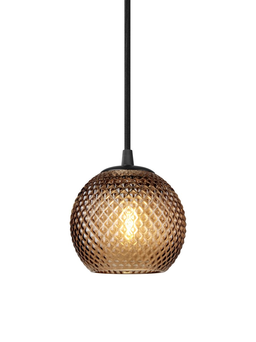 Nobb Ø12 Keltainen kattovalaisin valmistajalta Halo Design - Koristeellinen ristikkokuvio levitt&auml;&auml; l&auml;mmint&auml; ja kutsuvaa valoa, joka sopii t&auml;ydellisesti kalustettuihin keitti&ouml;ihin, olohuoneisiin ja ruokailutiloihin.
