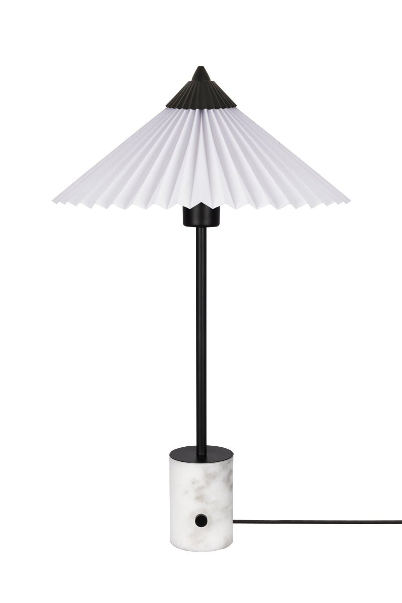 Matisse 50cm Valkoinen pöytävalaisin valmistajalta Globen Lighting - Valaisimessa on 200 cm pitk&auml; musta tekstiilikaapeli pistokkeella.