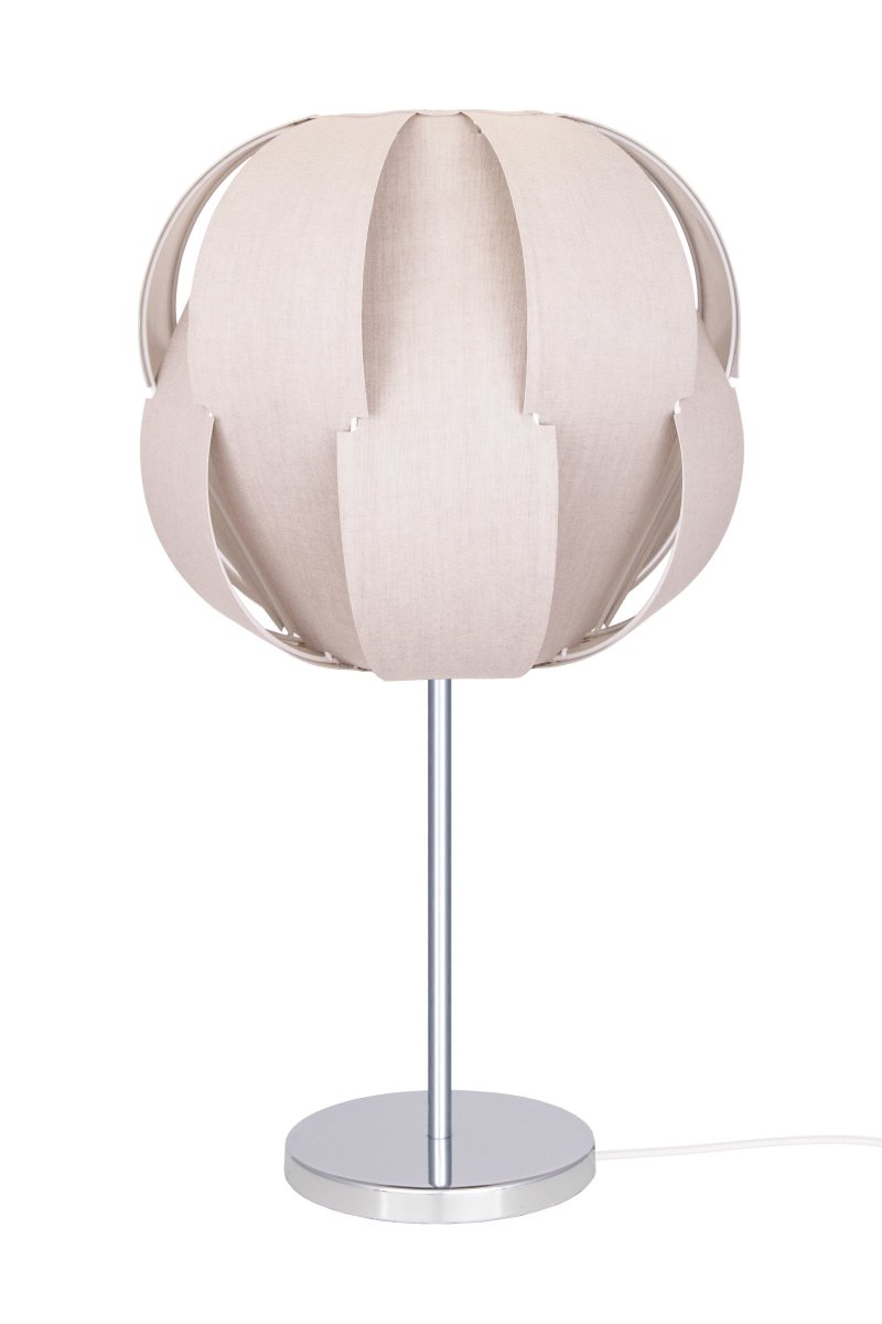 Pavot 47cm Beige pöytävalaisin valmistajalta Globen Lighting - Pellavakangas on venytetty metallikehyksen ympärille ja jalka on metallia kromin värisenä.