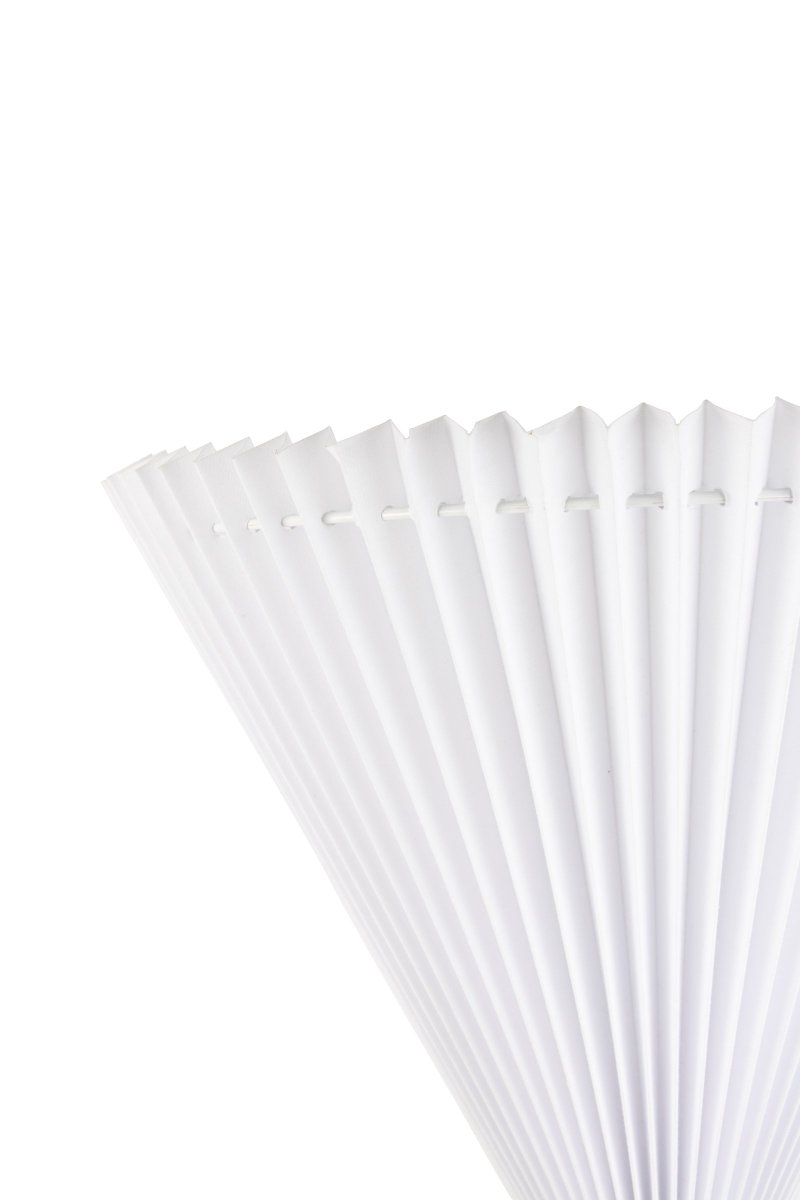 Matisse 34cm Valkoinen seinävalaisin valmistajalta Globen Lighting - Valkoisen laskostetun tekstiilivarjostimen ja yhteensopivien mustametallien yksityiskohtien ansiosta t&auml;m&auml; sein&auml;valaisin on mukava lis&auml; trendikk&auml;&auml;seen ja klassiseen kotiin.