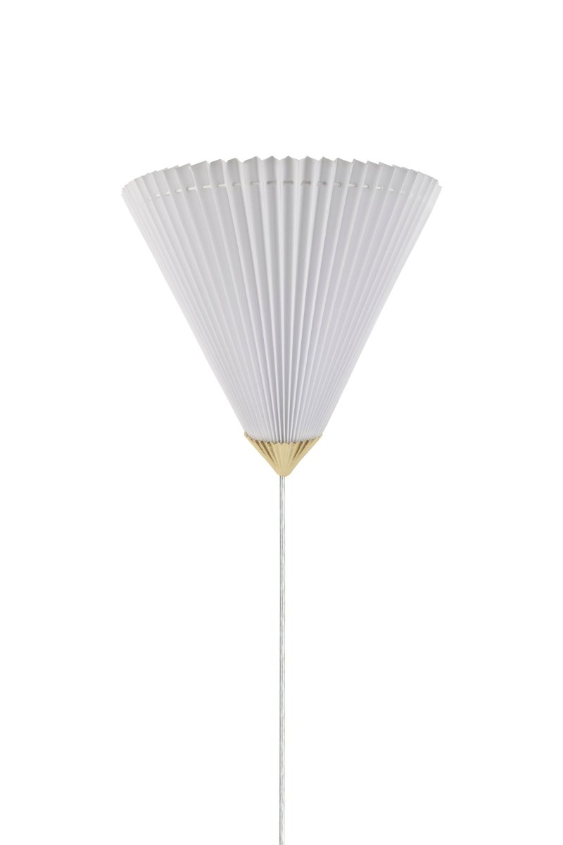 Matisse 34cm Valkoinen seinävalaisin valmistajalta Globen Lighting - Valkoisen, laskostetun tekstiilivarjostimen ja yhteensopivan messinginkuosisen metallisen yksityiskohdan ansiosta t&auml;m&auml; sein&auml;valaisin n&auml;ytt&auml;&auml; upealta sek&auml; trendikk&auml;iss&auml; ett&auml; klassisissa kodeissa.