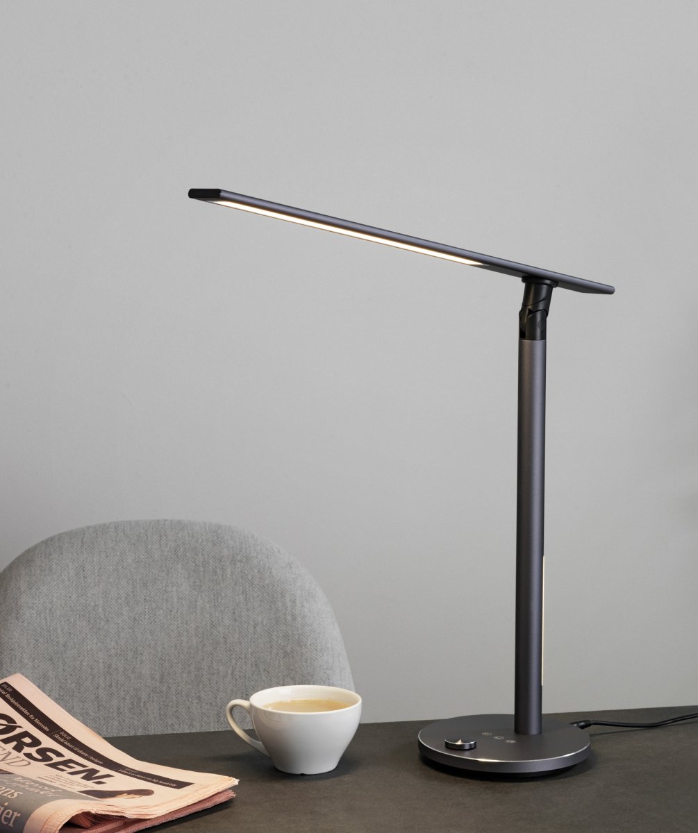 Office 46cm Harmaa työpöytävalaisin valmistajalta Halo Design - S&auml;&auml;dett&auml;v&auml;ll&auml; valon l&auml;mp&ouml;tilalla v&auml;lill&auml; 3100K&ndash;5100K, voit helposti mukauttaa valaistuksen tarpeisiisi &ndash; l&auml;mpim&auml;st&auml; ja rentouttavasta kylm&auml;&auml;n ja keskittymist&auml; parantavaan valoon.