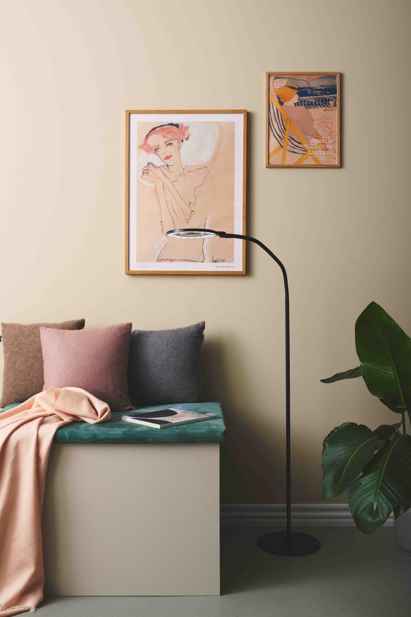 Magni Musta lattiavalaisin valmistajalta Halo Design - Magni on käytännöllinen ja tyylikäs lattiavalaisin, jossa on sisäänrakennettu suurennuslasitoiminto, joka sopii täydellisesti yksityiskohtaiseen työhön tai ratkaisuun.