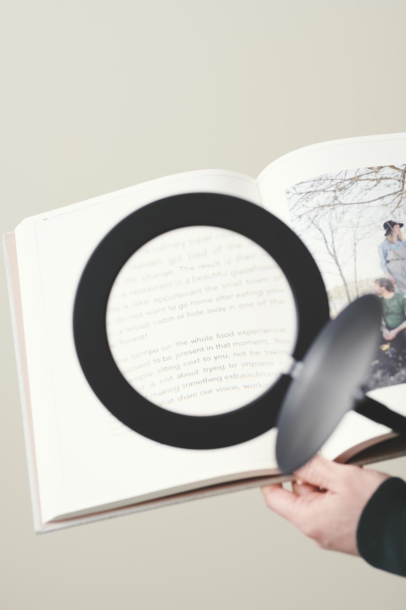 Magni Musta lattiavalaisin valmistajalta Halo Design - Magni on käytännöllinen ja tyylikäs lattiavalaisin, jossa on sisäänrakennettu suurennuslasitoiminto, joka sopii täydellisesti yksityiskohtaiseen työhön tai ratkaisuun.