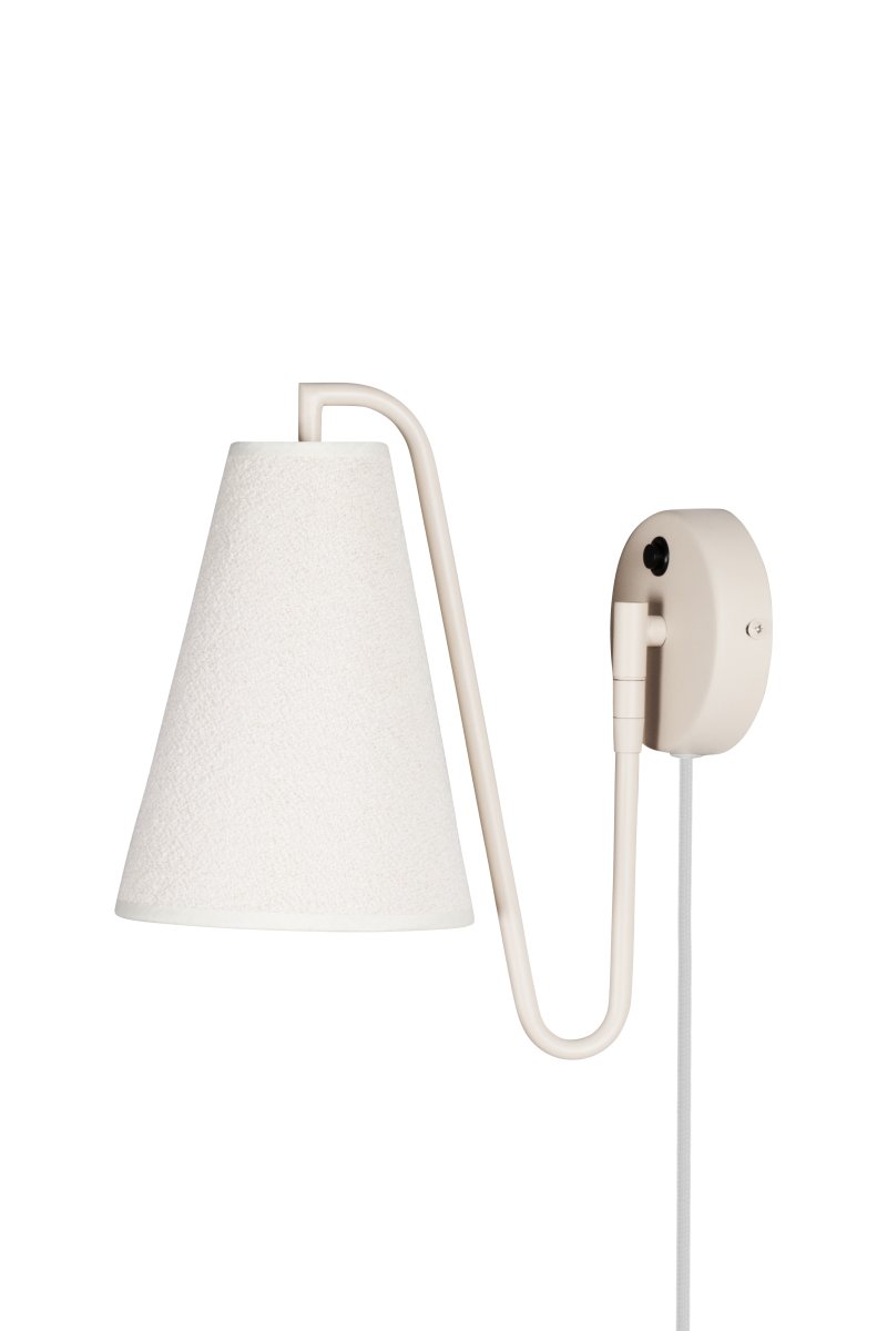 Lou 28cm Beige seinävalaisin valmistajalta Globen Lighting - Lou on k&auml;yt&auml;nn&ouml;llinen ja koristeellinen sein&auml;valaisin, jossa on putkimainen nivel ja bukleekankaasta valmistettu varjostin.