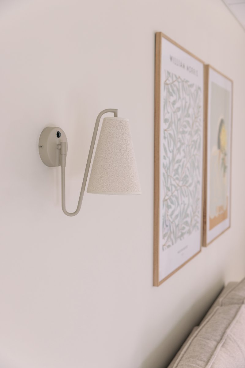 Lou 28cm Beige seinävalaisin valmistajalta Globen Lighting - Lou on k&auml;yt&auml;nn&ouml;llinen ja koristeellinen sein&auml;valaisin, jossa on putkimainen nivel ja bukleekankaasta valmistettu varjostin.