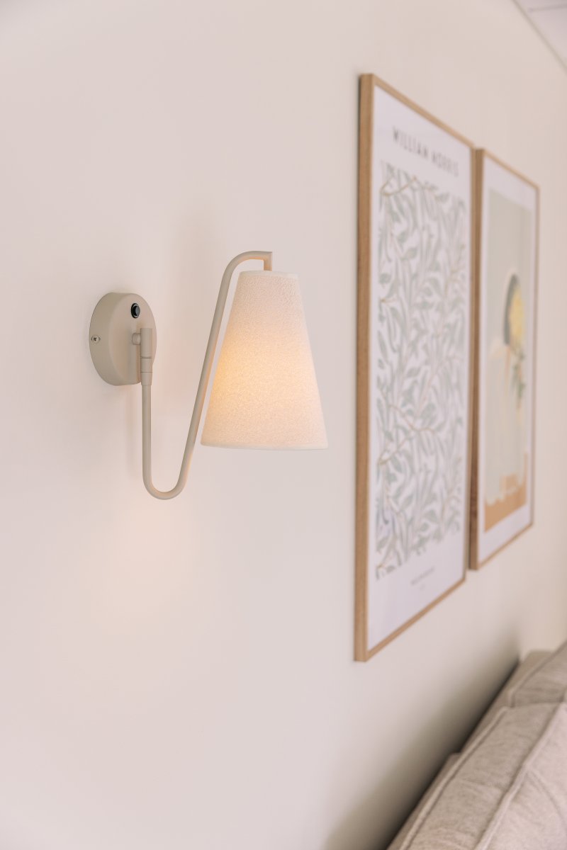 Lou 28cm Beige seinävalaisin valmistajalta Globen Lighting - Lou on k&auml;yt&auml;nn&ouml;llinen ja koristeellinen sein&auml;valaisin, jossa on putkimainen nivel ja bukleekankaasta valmistettu varjostin.