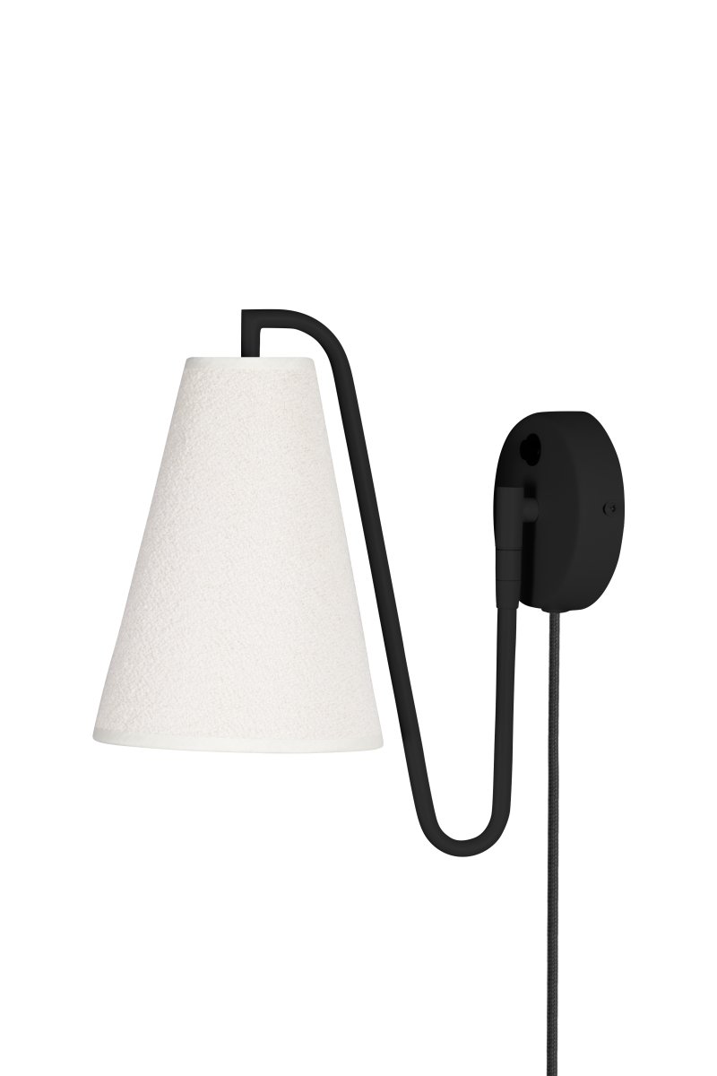 Lou 28cm Musta seinävalaisin valmistajalta Globen Lighting - Lou on k&auml;yt&auml;nn&ouml;llinen ja koristeellinen sein&auml;valaisin, jossa on putkimainen nivel ja bukleekankaasta valmistettu varjostin.