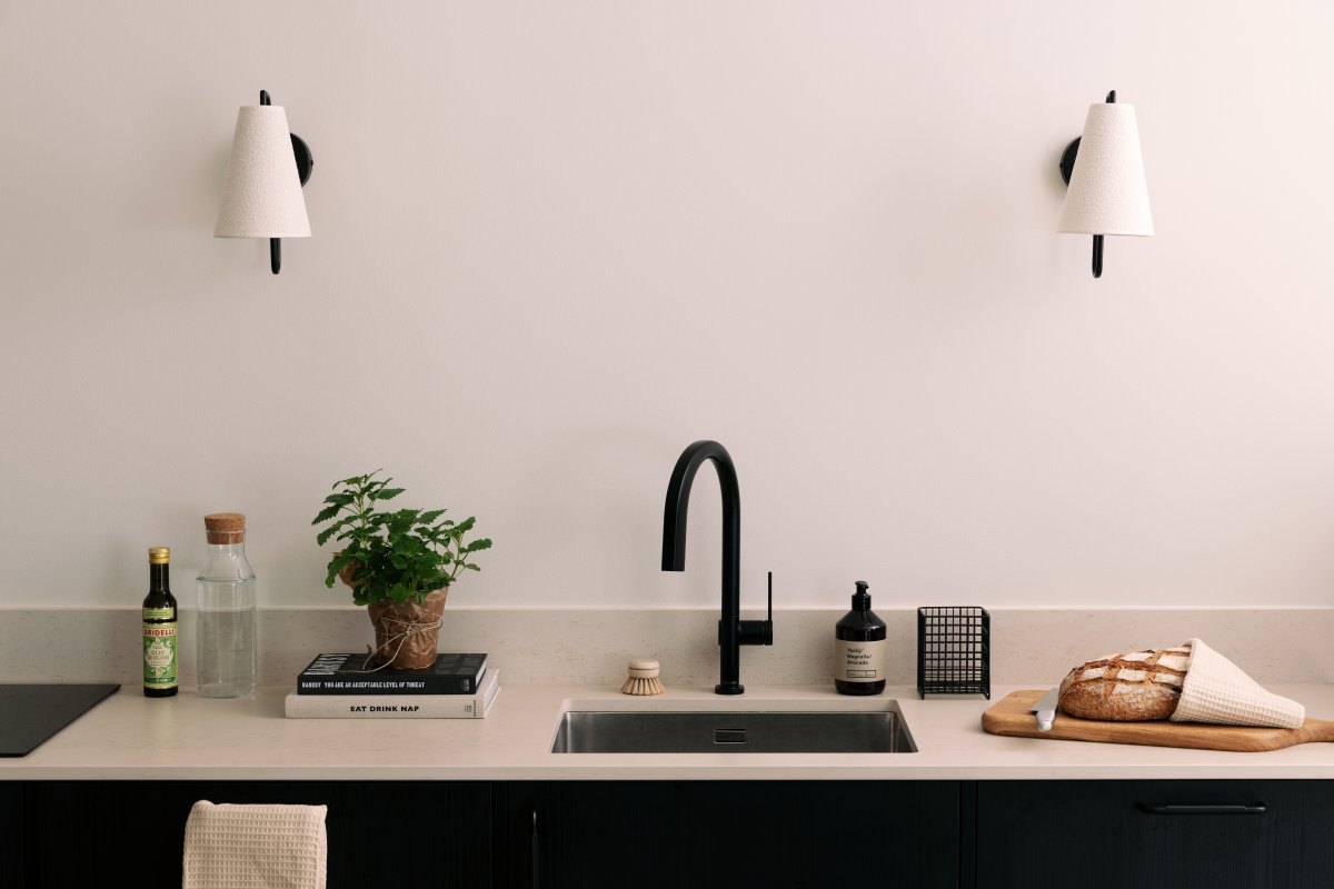 Lou 28cm Musta seinävalaisin valmistajalta Globen Lighting - Lou on k&auml;yt&auml;nn&ouml;llinen ja koristeellinen sein&auml;valaisin, jossa on putkimainen nivel ja bukleekankaasta valmistettu varjostin.