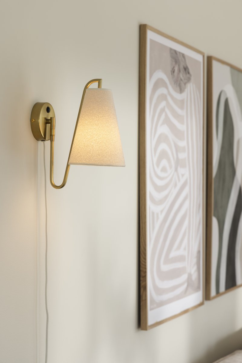 Lou 28cm Harjattu messinki seinävalaisin valmistajalta Globen Lighting - Lou on k&auml;yt&auml;nn&ouml;llinen ja koristeellinen sein&auml;valaisin, jossa on liikuteltava nivel ja bukleekankaasta valmistettu varjostin.