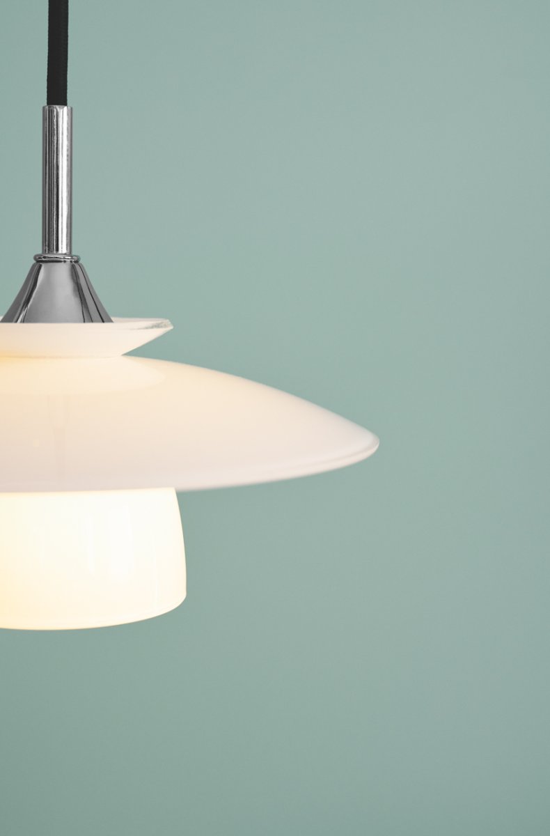 Scandinavia Ø20 Opaali kattovalaisin valmistajalta Halo Design - Valaisin levittää pehmeää ja miellyttävää valoa, joka luo lämpimän ja kutsuvan tunnelman ruokapöytään, keittiöön tai eteiseen.