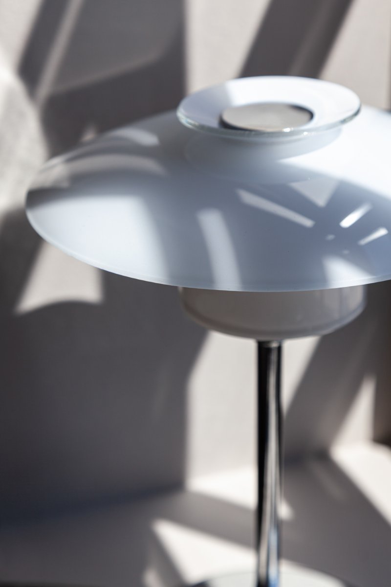 Scandinavia 30cm Opaali pöytävalaisin valmistajalta Halo Design - Valaisin levitt&auml;&auml; pehme&auml;&auml; ja miellytt&auml;v&auml;&auml; valoa, joka luo l&auml;mpim&auml;n ja kutsuvan tunnelman olohuoneeseen, makuuhuoneeseen tai ty&ouml;huoneeseen.
