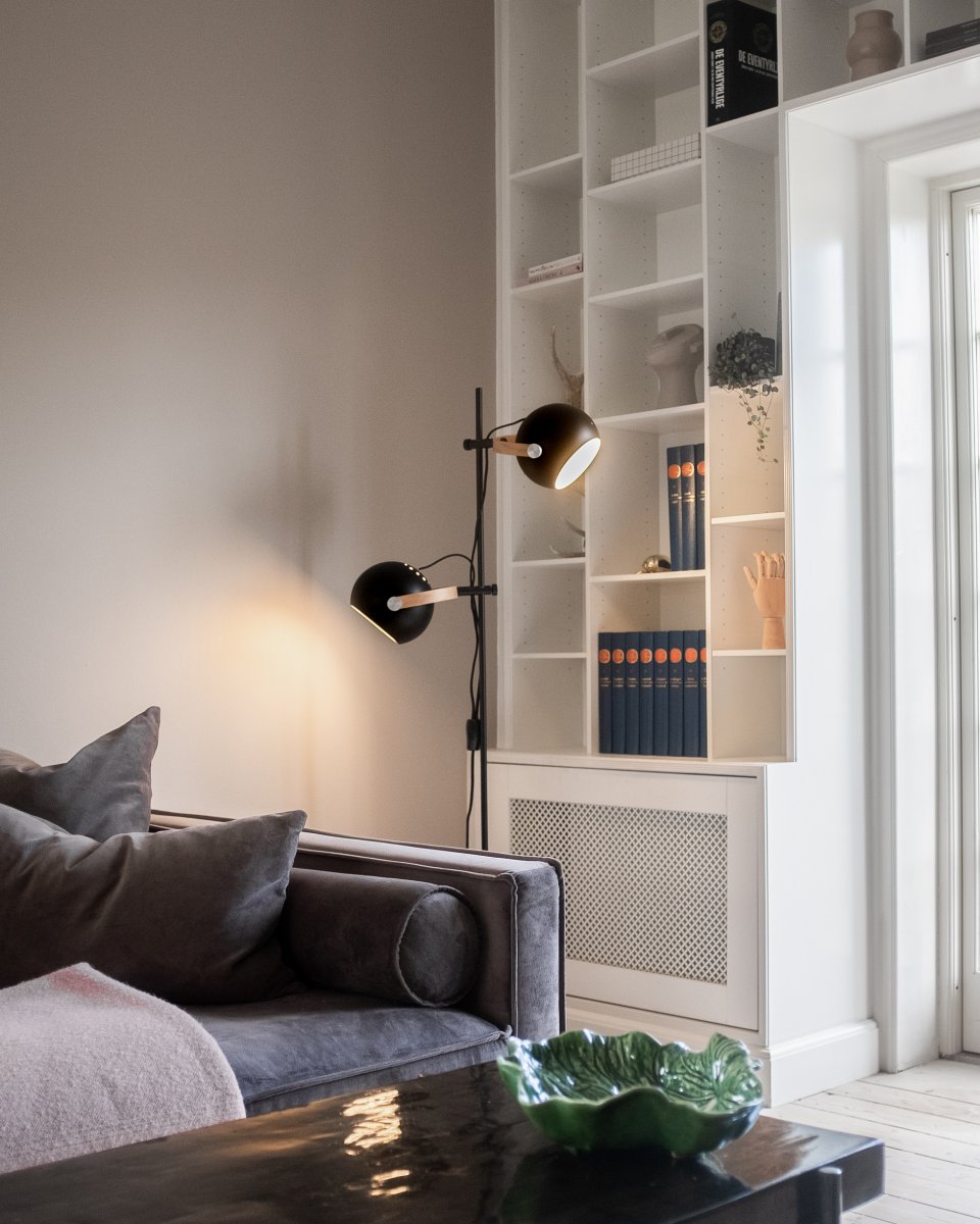 D.C Ø18 Musta lattiavalaisin valmistajalta Halo Design - DC on sarja lamppuja, joissa on yksinkertainen ja skandinaavinen muotoilu.