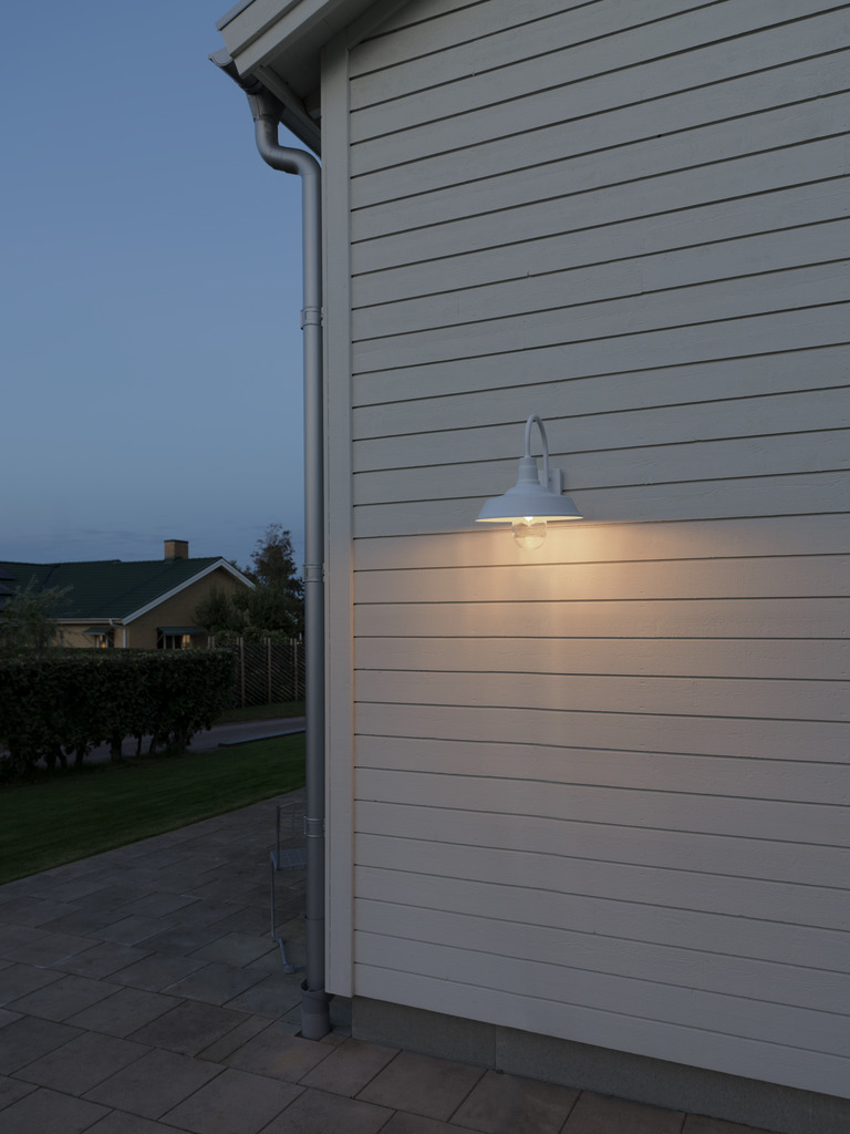 Trapani Valkoinen ulkovalo valmistajalta Konstsmide - Leveä varjostin ja kirkas lasikupu levittävät miellyttävää ja suunnattua valoa, minkä ansiosta valaisin on täydellinen sisäänkäyntiin ja terassille.