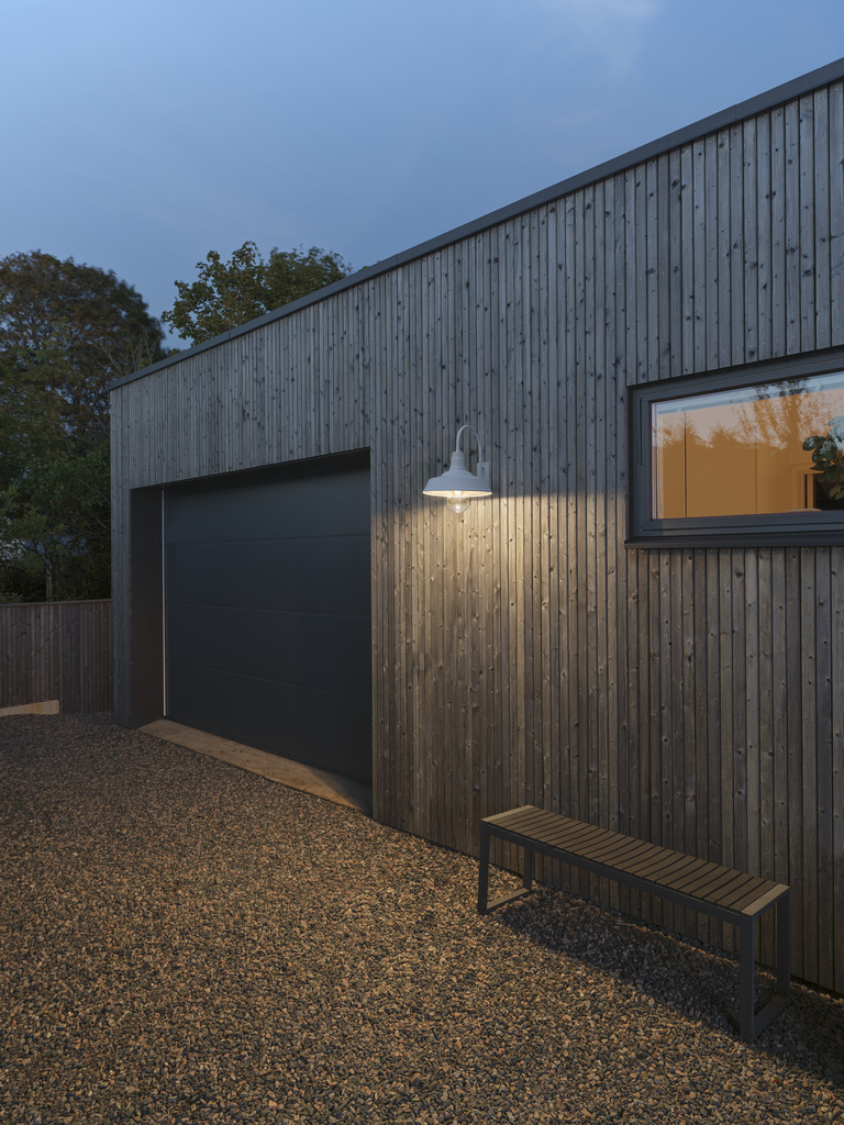 Trapani Valkoinen ulkovalo valmistajalta Konstsmide - Leveä varjostin ja kirkas lasikupu levittävät miellyttävää ja suunnattua valoa, minkä ansiosta valaisin on täydellinen sisäänkäyntiin ja terassille.