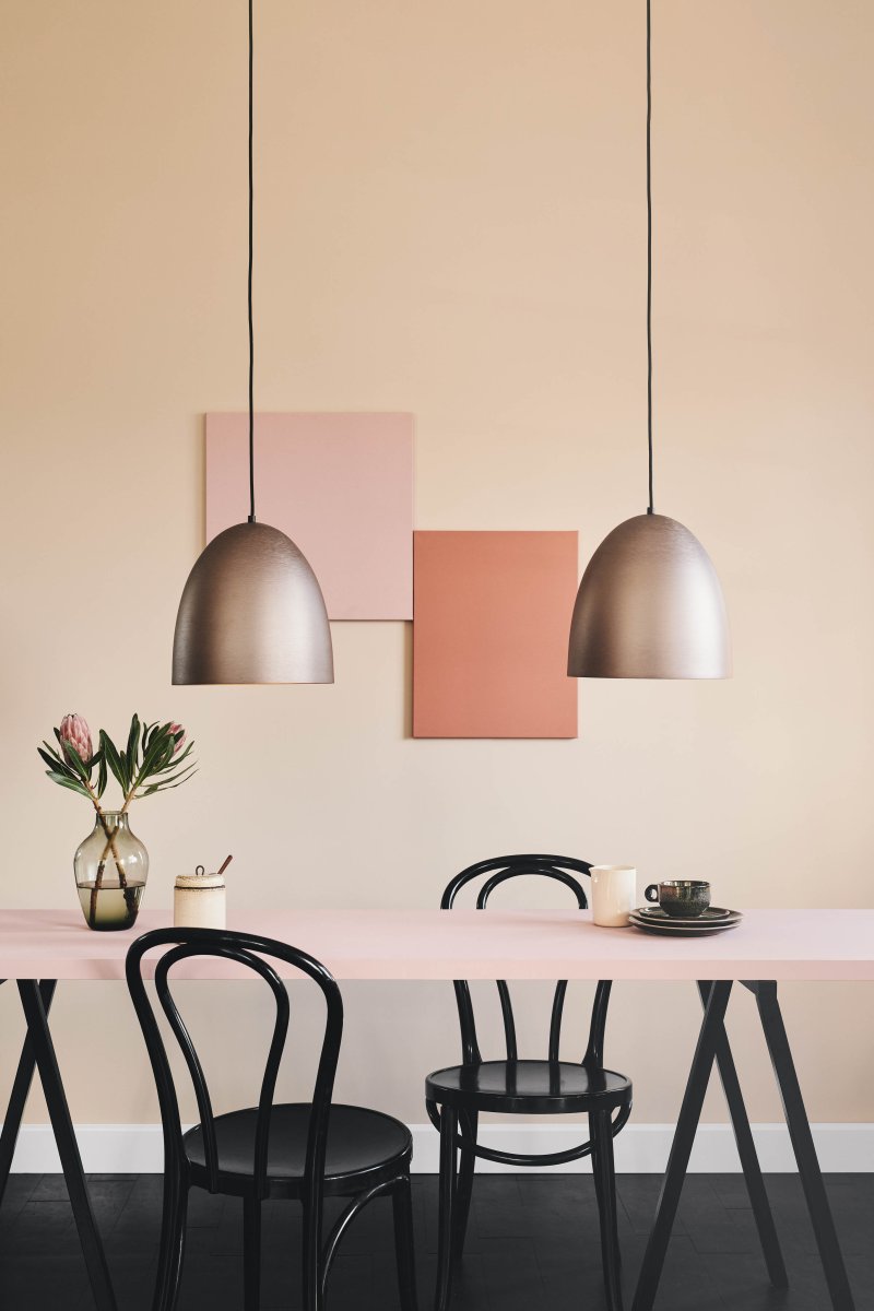 The Classic Ø30 Harjattu oksidi kattovalaisin valmistajalta Halo Design - Tyylikkään, kupolin muotoisen muotoilun ja harjatun oksidiviimeistelynsä ansiosta se on monipuolinen valinta keittiöön, olohuoneeseen ja ruokailutilaan.