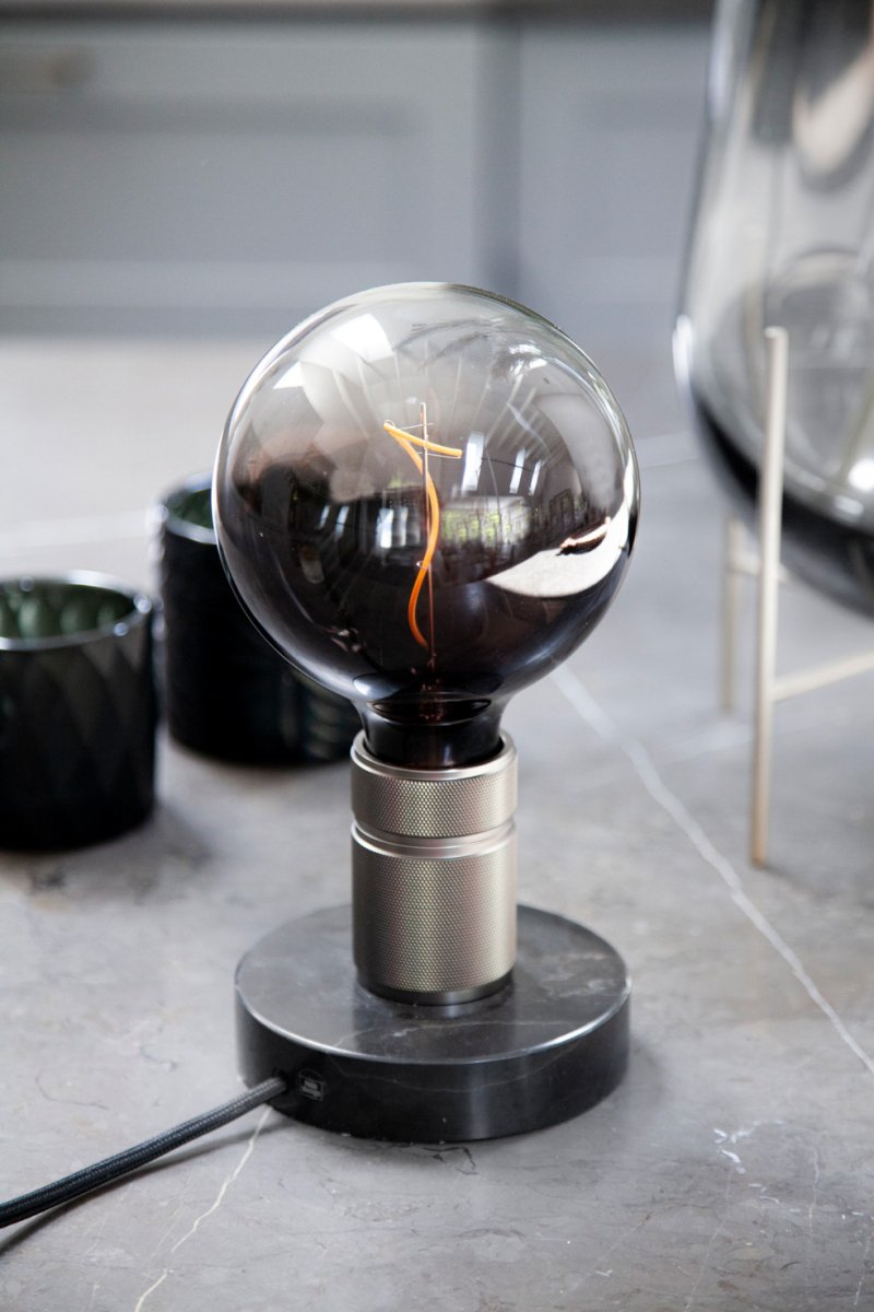 Halo 10cm Tumman harmaa pöytävalaisin valmistajalta Halo Design - Halo on tyylikäs pöytävalaisin, jossa on moderni muotoilu ja teollinen tunnelma.