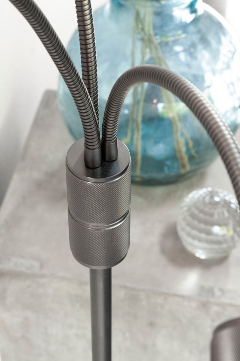 Halo Tumman harmaa lattiavalaisin valmistajalta Halo Design - Valaise kotisi Halolla, modernilla lattiavalaisimella, jolla on teollista charmia.