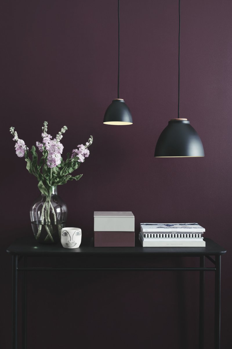Nivå Ø14 Musta kattovalaisin valmistajalta Halo Design - Taso&aring; &auml; on tyylik&auml;s ja minimalistinen kattovalaisin, joka antaa kotiisi modernia ilmett&auml;.