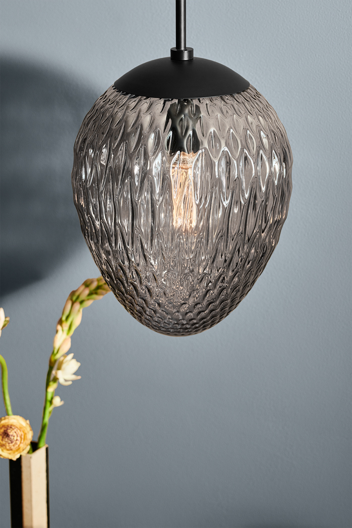 Woods Ø25 Savu kattovalaisin valmistajalta Halo Design - Woods on riippuvalaisin, jossa yhdistyy eleganssi ja luonnollinen inspiraatio.