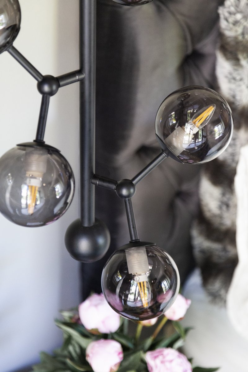 Atom vertical Ø30 Musta kattovalaisin valmistajalta Halo Design - Atom on moderni riipus, jossa on tyylikäs muotoilu.