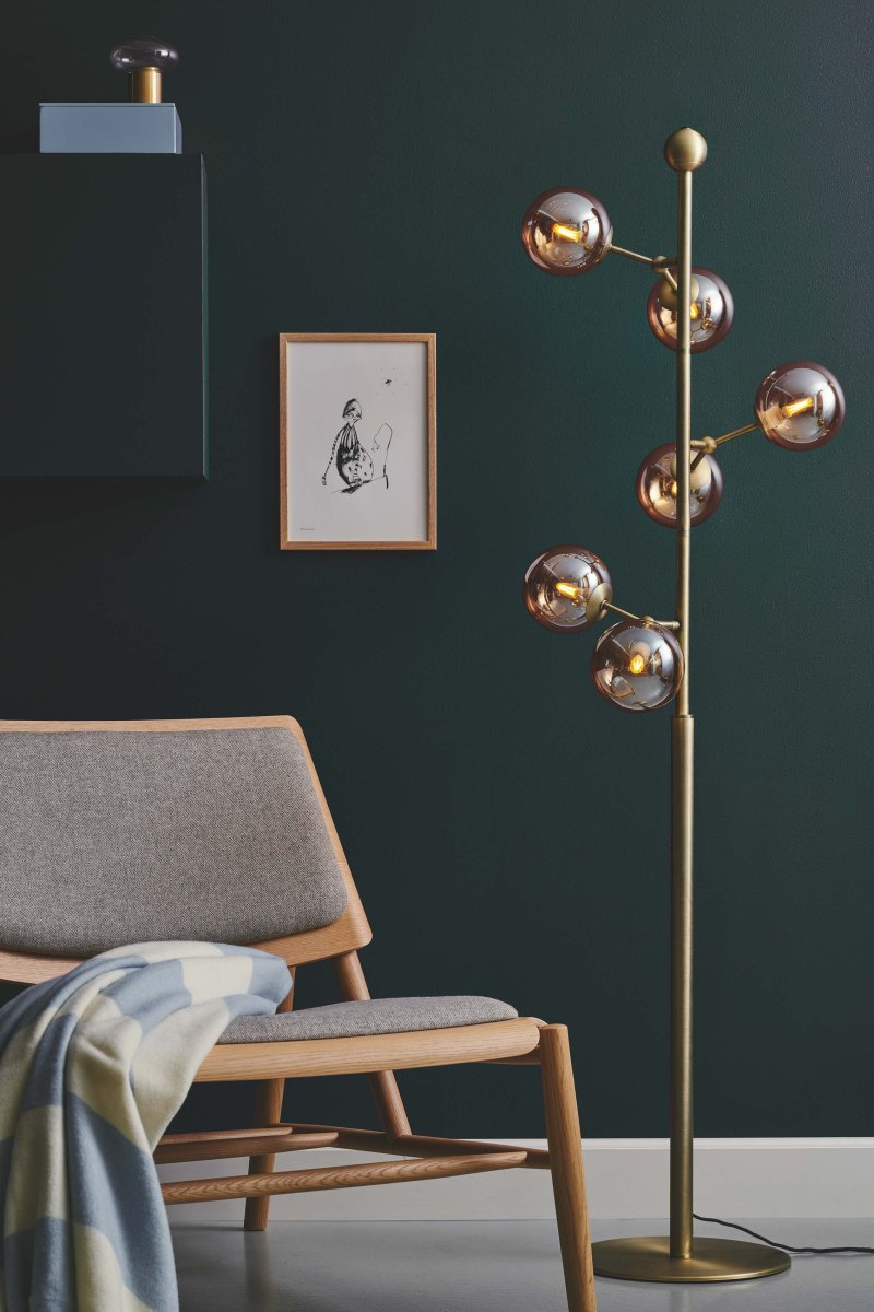 Atom Antiikki messinki lattiavalaisin valmistajalta Halo Design - Kehyksen kolme vartta ovat liikuteltavia, mik&auml; antaa sinulle mahdollisuuden luoda valaisimeen oman kuvion ja kuvion sek&auml; suunnata kupit haluamaasi paikkaan.