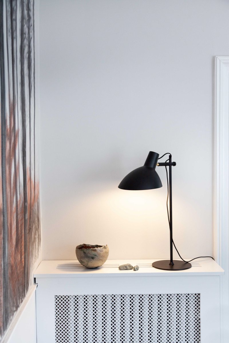 Metropole 63cm Musta työpöytävalaisin valmistajalta Halo Design - Metropole-sarja on t&auml;ydellinen ja toimiva valaisinperhe, jolla on erottuva ja teollinen tyyli.