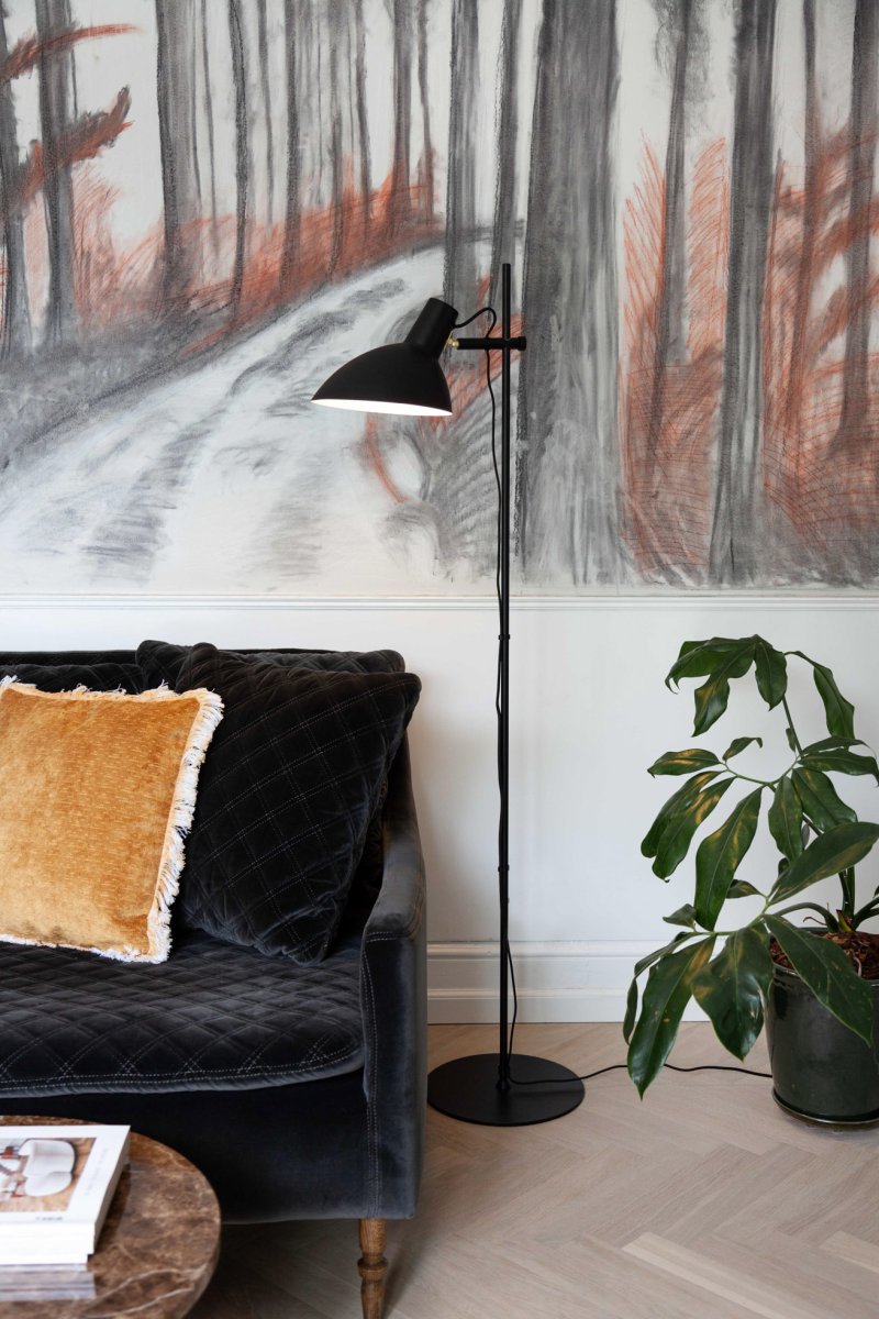 Metropole 1 Musta lattiavalaisin valmistajalta Halo Design - Metropole-sarja on t&auml;ydellinen ja toimiva valaisinperhe, jolla on erottuva ja teollinen tyyli.
