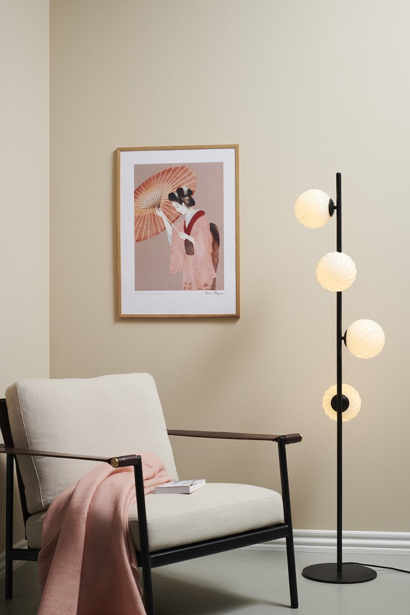Twist Musta lattiavalaisin valmistajalta Halo Design - Ainutlaatuinen muotoilu ja eri korkeuksille sijoitetut kierretyt lasisein&auml;kkeet luovat dynaamisen ja elegantin vaikutelman.