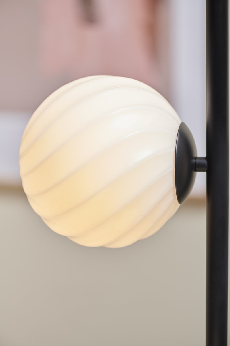 Twist Musta lattiavalaisin valmistajalta Halo Design - Ainutlaatuinen muotoilu ja eri korkeuksille sijoitetut kierretyt lasisein&auml;kkeet luovat dynaamisen ja elegantin vaikutelman.
