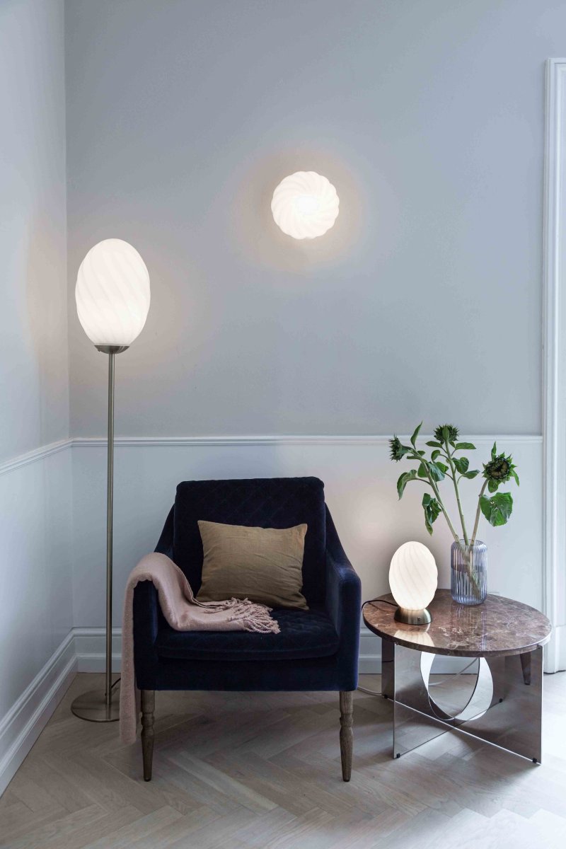 Twist Messinki lattiavalaisin valmistajalta Halo Design - Antiikkimessingist&auml; valmistettu kapea runko antaa minimalistisen ja tyylikk&auml;&auml;n vaikutelman, joka sopii sek&auml; moderniin ett&auml; klassiseen ymp&auml;rist&ouml;&ouml;n.