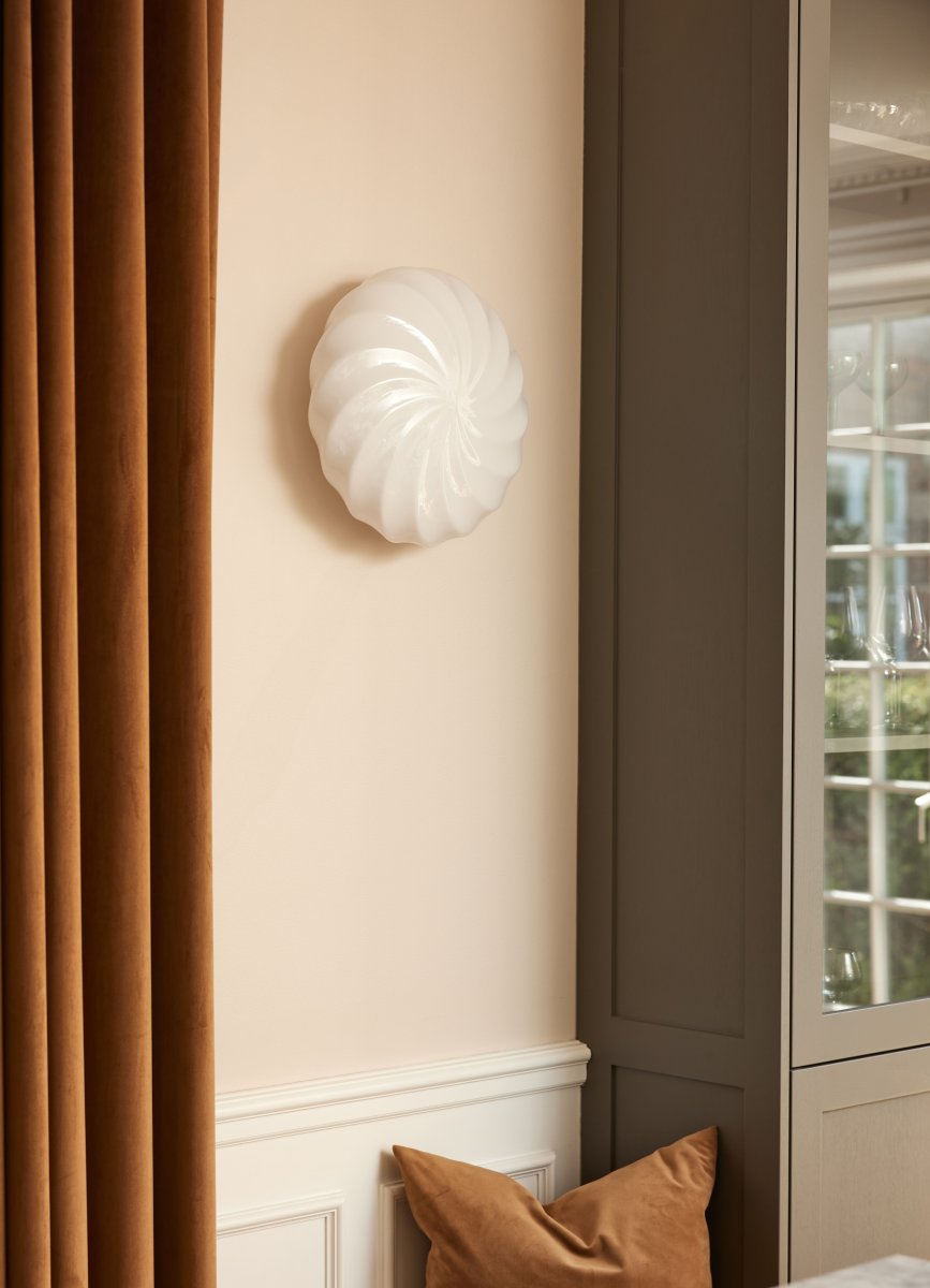 Twist Ø35 Antiikki messinki plafondi valmistajalta Halo Design - Twist sopii t&auml;ydellisesti olohuoneeseen, makuuhuoneeseen tai eteiseen ja antaa l&auml;mpim&auml;n ja kutsuvan tunteen.