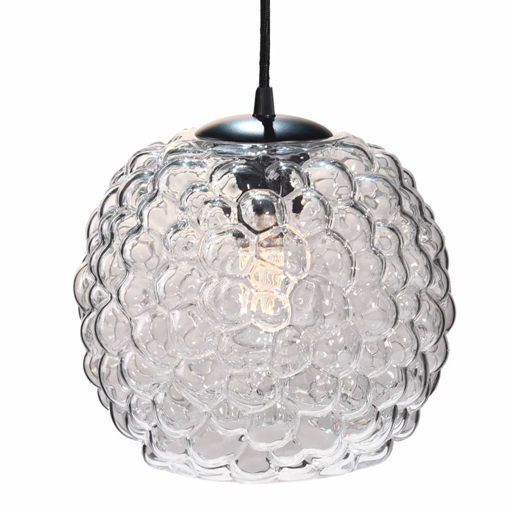 Grape Ø25 Läpinäkyvä kattovalaisin valmistajalta Halo Design - T&auml;m&auml; kirkas lasiriipus mustilla yksityiskohdilla on t&auml;ydellinen valopisteeksi ruokap&ouml;yd&auml;n tai keitti&ouml;n p&auml;&auml;ll&auml;.