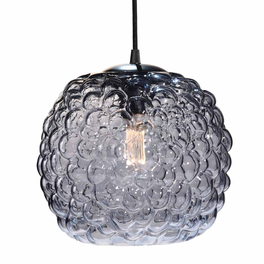 Grape Ø25 Savun värinen kattovalaisin valmistajalta Halo Design - T&auml;m&auml; savulasista valmistettu riipus mustilla yksityiskohdilla sopii t&auml;ydellisesti valopisteeksi ruokap&ouml;yd&auml;n p&auml;&auml;lle tai olohuoneeseen.