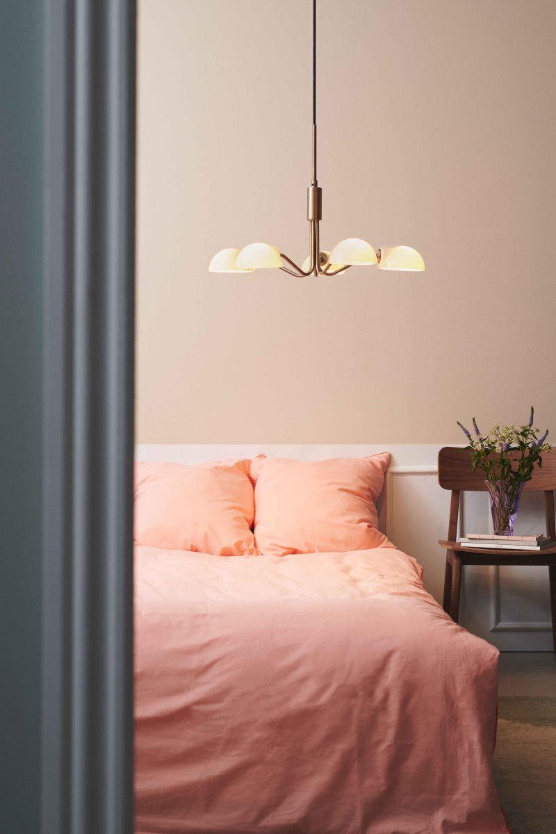 Kjøbenhavn Ø50 Antiikki messinki kattovalaisin valmistajalta Halo Design - Tasapainoisen muotoilunsa ja ainutlaatuisen ilmeens&auml; ansiosta Kj&oslash;benhavnista tulee kaunis ja toimiva valonl&auml;hde kotiisi.