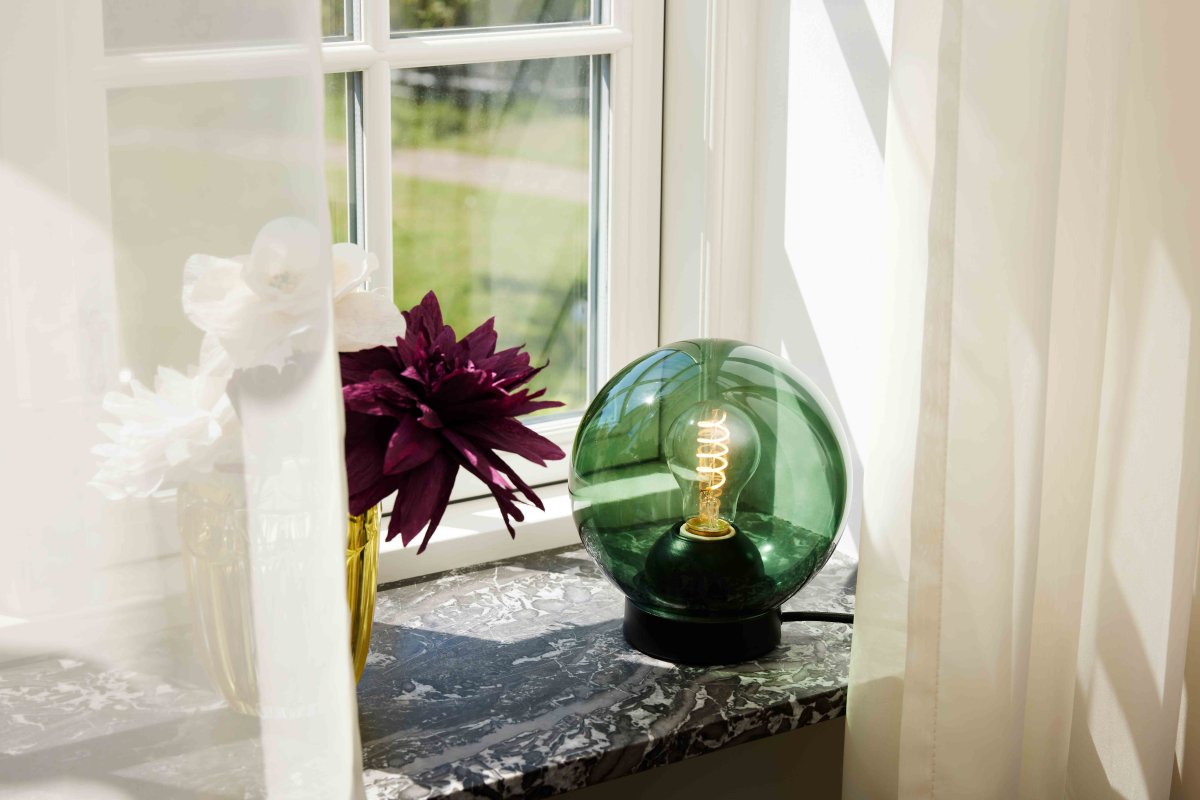 Bubbles 20cm Vihreä pöytävalaisin valmistajalta Halo Design - Vihreä lasi yhdistettynä mattamustiin metalliyksityiskohtiin lisää eleganssia ja antaa mukavan valon leviämisen huoneeseen, kun se on valaistu.