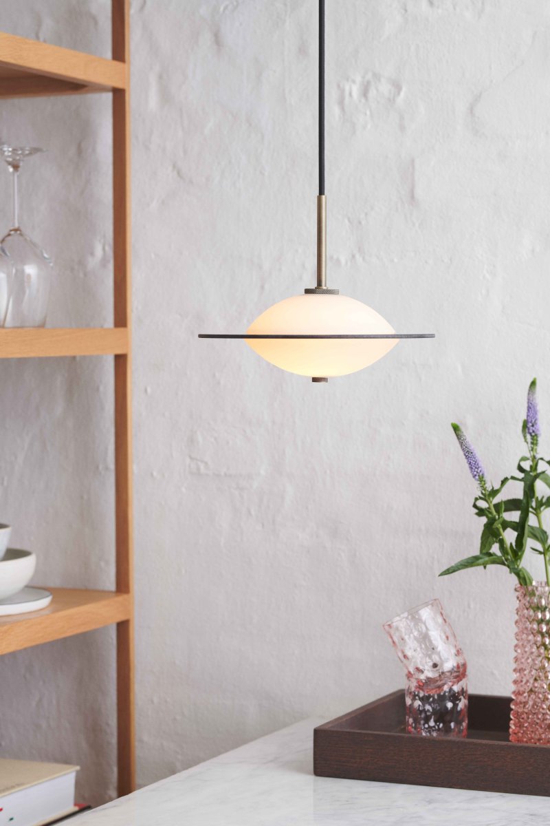 Orbit Ø24 Antiikki kattovalaisin valmistajalta Halo Design - Orbit on tyylikäs ja ainutlaatuinen kattoriipus, jossa yhdistyvät ajaton muotoilu ja modernit materiaalit.