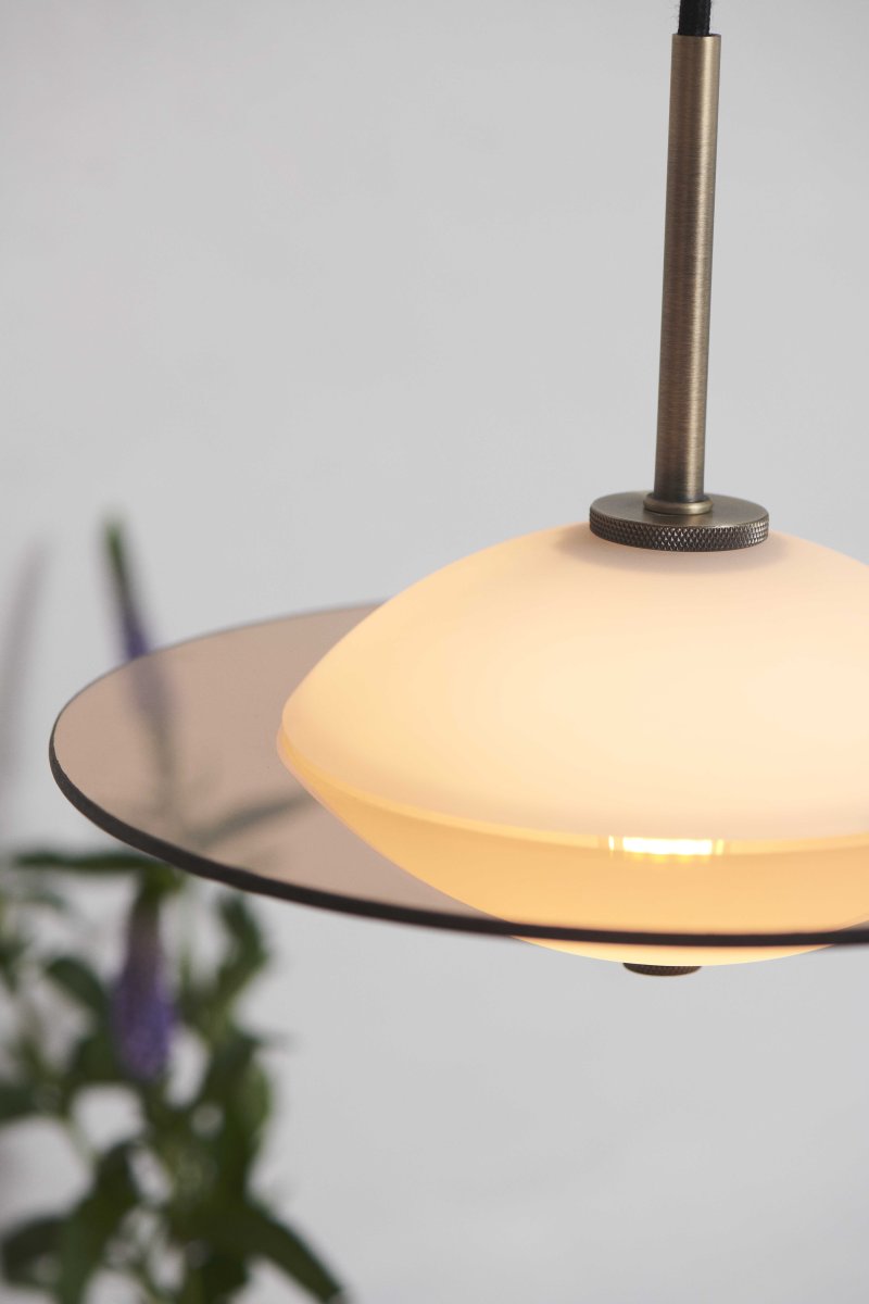 Orbit Ø24 Antiikki kattovalaisin valmistajalta Halo Design - Orbit on tyylikäs ja ainutlaatuinen kattoriipus, jossa yhdistyvät ajaton muotoilu ja modernit materiaalit.