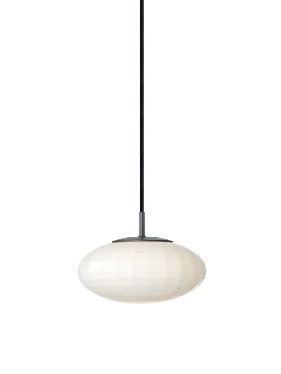 Mesh Ø20 Opaali kattovalaisin valmistajalta Halo Design - Meshiss&auml; on k&auml;sinpuhalletussa lasissa oleva rivat, joka antaa n&auml;kyvyytt&auml; sen muotoilun geometriaan.